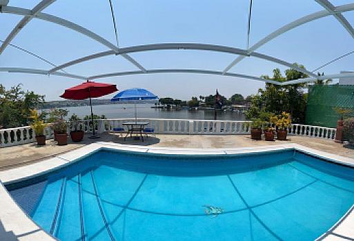 Casa en venta en Tequesquitengo a orilla del lago