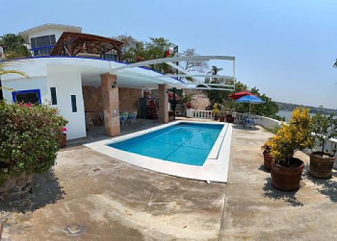 Casa en venta en Tequesquitengo a orilla del lago